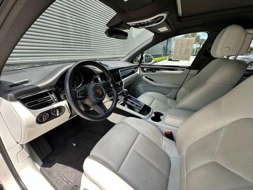 2022 Porsche Macan Base