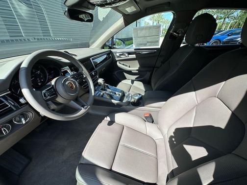Gentian Blue Metallic 2026 Porsche Macan Base