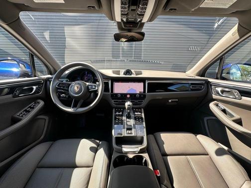 Gentian Blue Metallic 2026 Porsche Macan Base