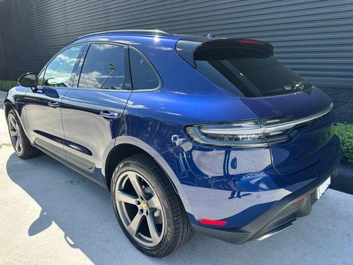 Gentian Blue Metallic 2026 Porsche Macan Base