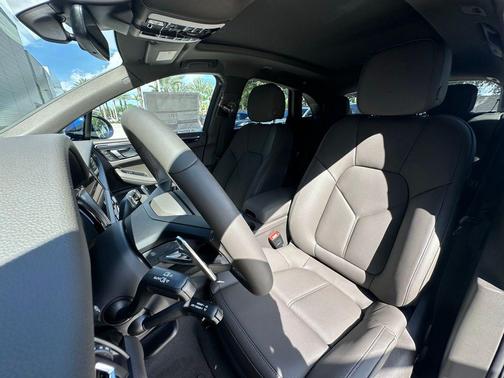 Gentian Blue Metallic 2026 Porsche Macan Base