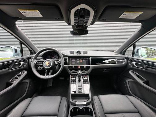 Dolomite Silver Metallic 2026 Porsche Macan Base