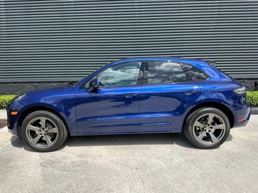 Gentian Blue Metallic 2026 Porsche Macan T