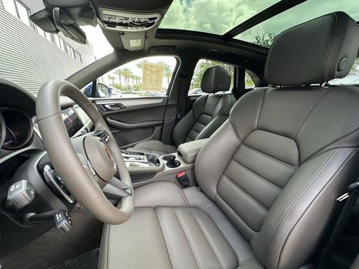 Gentian Blue Metallic 2026 Porsche Macan T