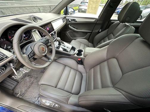 Gentian Blue Metallic 2026 Porsche Macan T