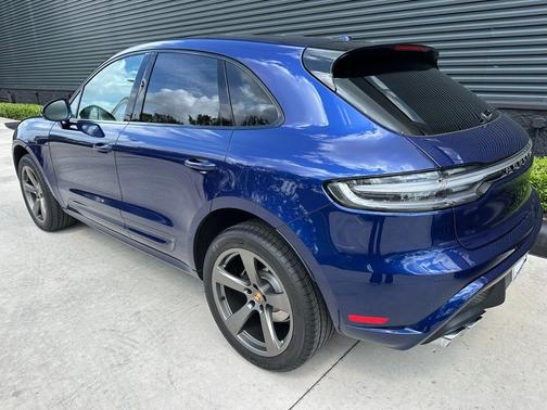 Gentian Blue Metallic 2026 Porsche Macan T
