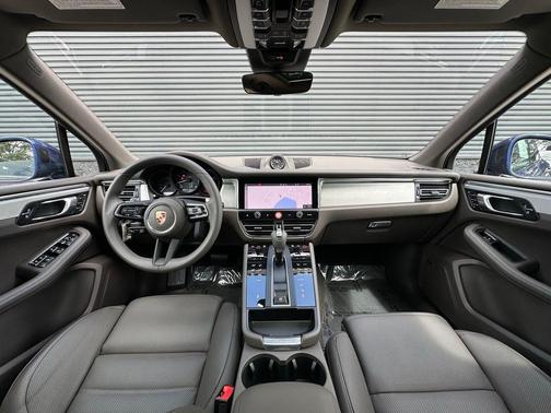 Gentian Blue Metallic 2026 Porsche Macan T