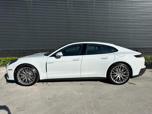 2026 Porsche Panamera 4