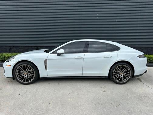 2023 Porsche Panamera 