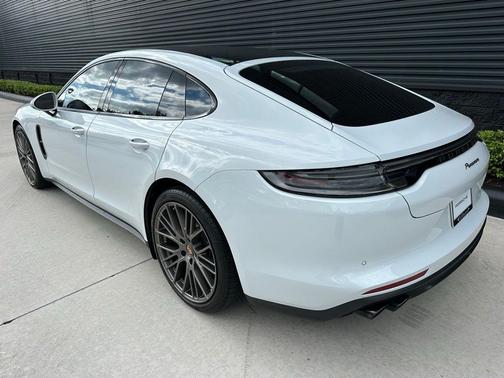 2023 Porsche Panamera 