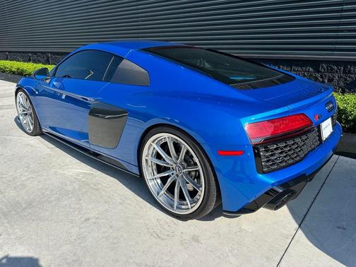 Ara Blue Crystal Effect 2023 Audi R8 5.2 V10 performance