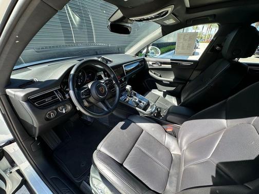 2022 Porsche Macan Base