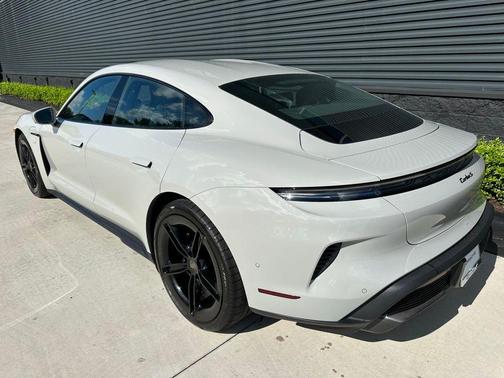 2025 Porsche Taycan Turbo