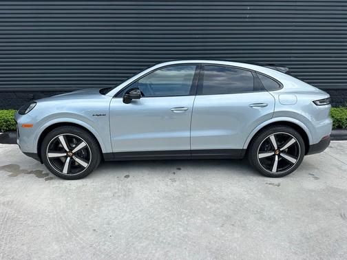 Dolomite Gray 2026 Porsche Cayenne Base