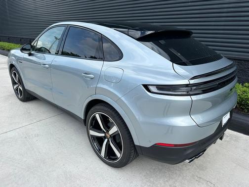 Dolomite Gray 2026 Porsche Cayenne Base