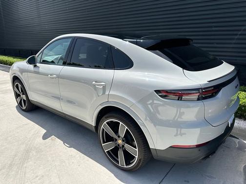 Chalk 2023 Porsche Cayenne Platinum Edition