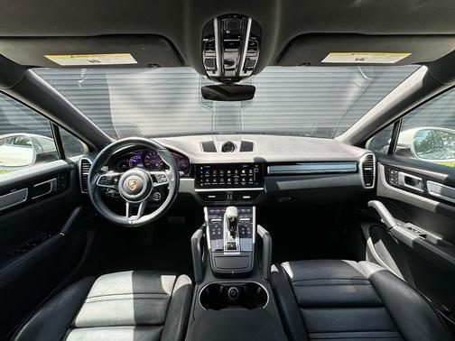 Chalk 2023 Porsche Cayenne Platinum Edition