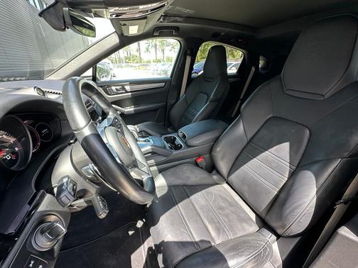 Chalk 2023 Porsche Cayenne Platinum Edition