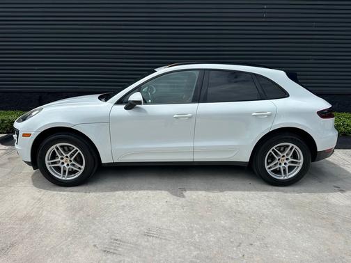 White 2018 Porsche Macan