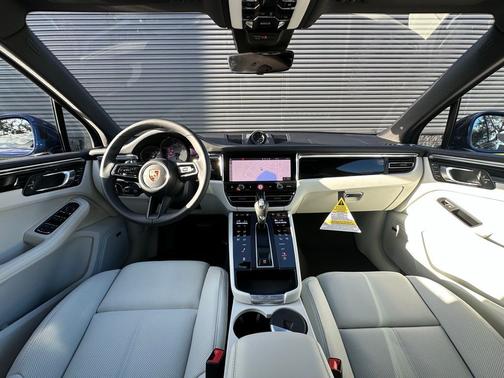 Gentian Blue Metallic 2026 Porsche Macan S