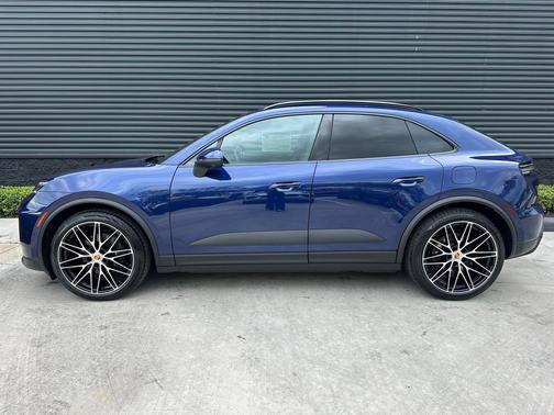 Gentian Blue Metallic 2026 Porsche Macan Base