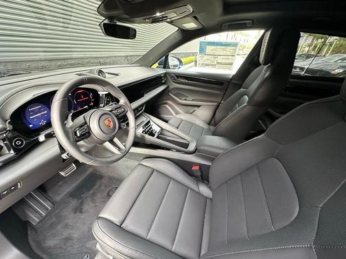 Gentian Blue Metallic 2026 Porsche Macan Base