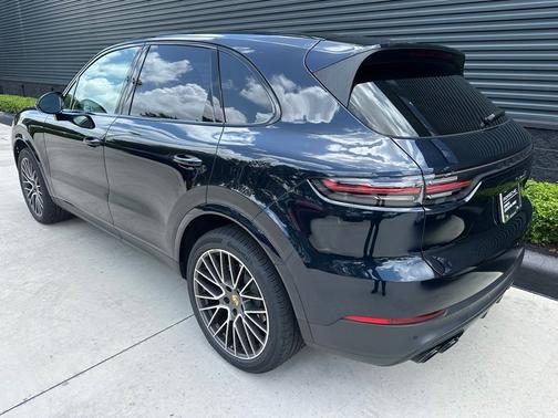 Moonlight Blue 2023 Porsche Cayenne
