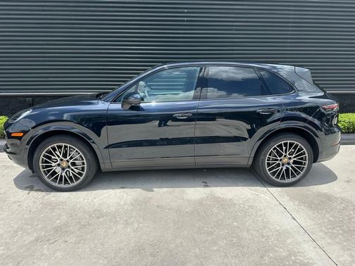 Moonlight Blue 2023 Porsche Cayenne