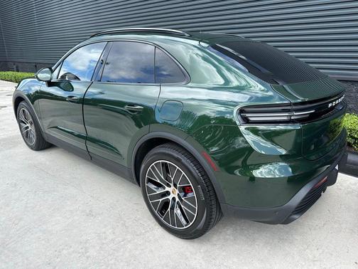 Oak Green Metallic 2025 Porsche Macan 4S