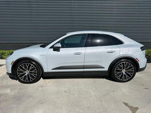 2025 Porsche Macan Base