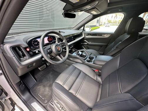 2025 Porsche Cayenne AWD
