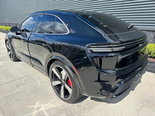 2024 Porsche Macan Turbo