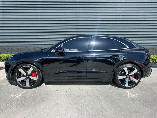 2024 Porsche Macan Turbo