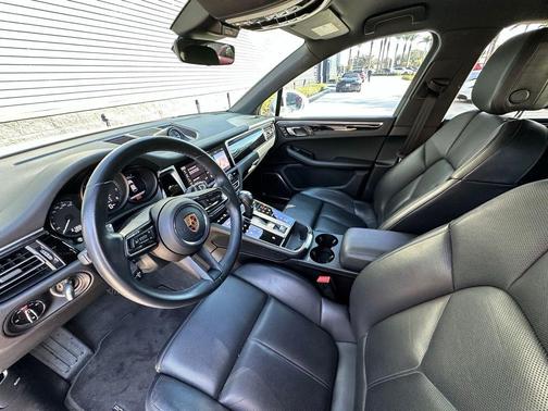 2023 Porsche Macan Base (PDK)