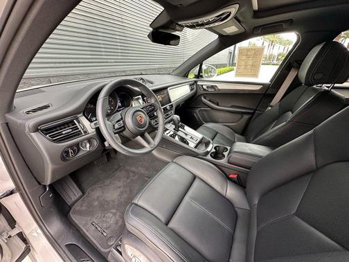 2025 Porsche Macan T