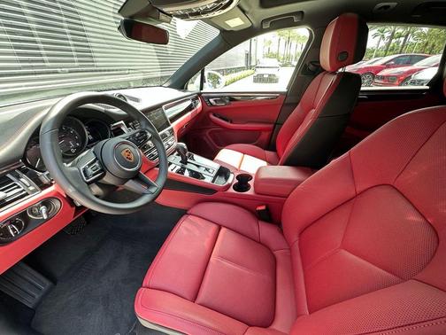 Carrara White Metallic 2026 Porsche Macan Base