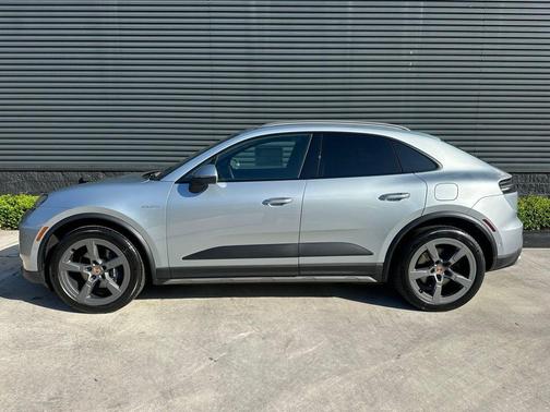 Dolomite Silver Metallic 2026 Porsche Macan Base