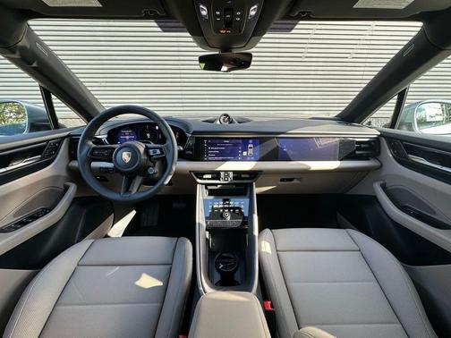 Dolomite Silver Metallic 2026 Porsche Macan Base