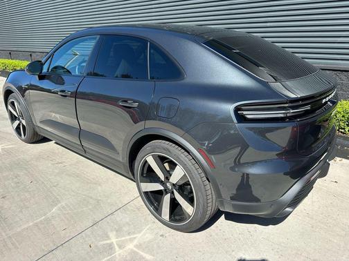 2026 Porsche Macan 4