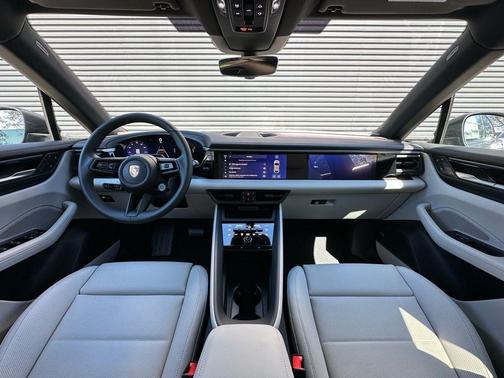 2026 Porsche Macan 4