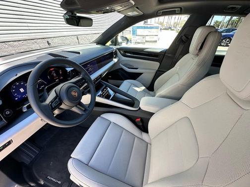 2026 Porsche Macan 4