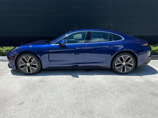 Gentian Blue Metallic 2026 Porsche Panamera Base