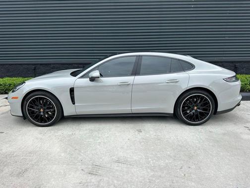 Chalk 2023 Porsche Panamera 4 Platinum Edition