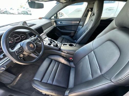 Chalk 2023 Porsche Panamera 4 Platinum Edition