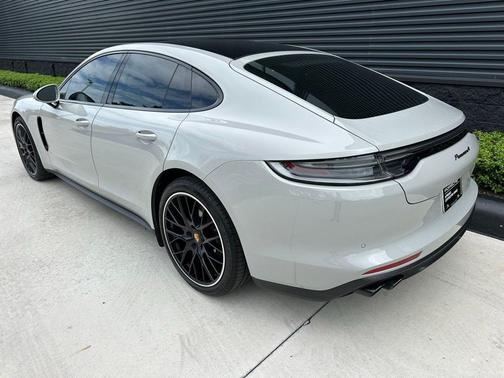 Chalk 2023 Porsche Panamera 4 Platinum Edition