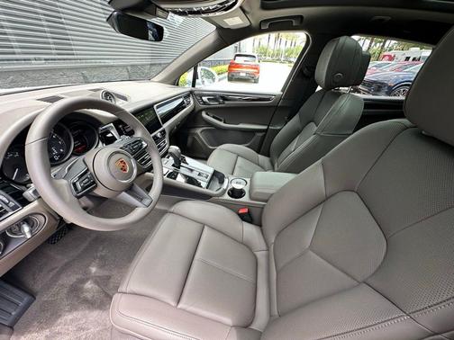 Carrara White Metallic 2026 Porsche Macan Base