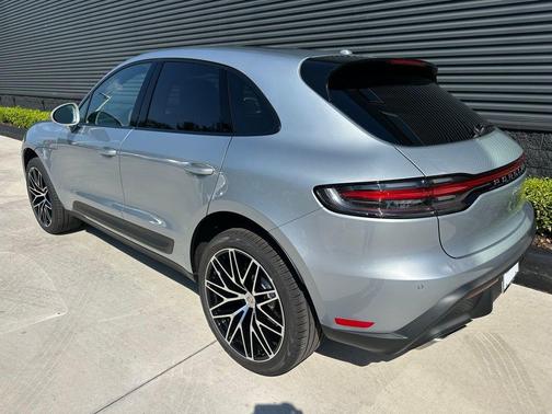 Dolomite Silver Metallic 2026 Porsche Macan Base