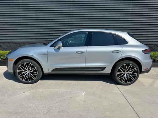 Dolomite Silver Metallic 2026 Porsche Macan Base