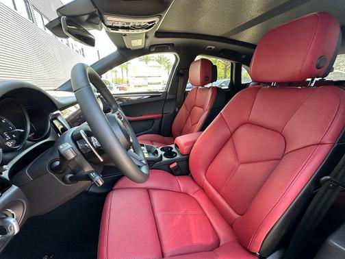 Dolomite Silver Metallic 2026 Porsche Macan Base