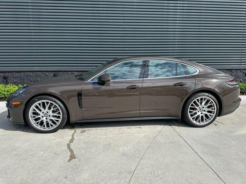 2022 Porsche Panamera 4